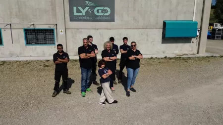 Il team di Lyco srl davanti alla sede dell'azienda di carpenteria e saldatura