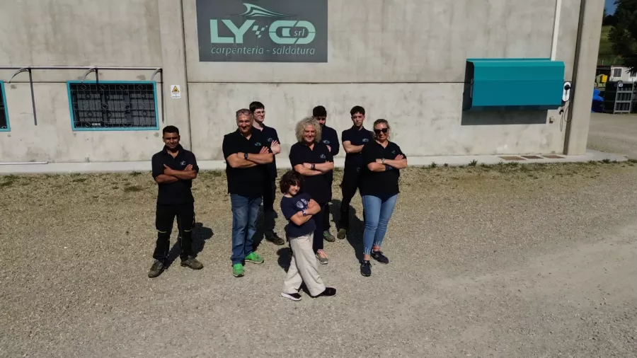 Il team di Lyco srl davanti alla sede dell'azienda di carpenteria e saldatura