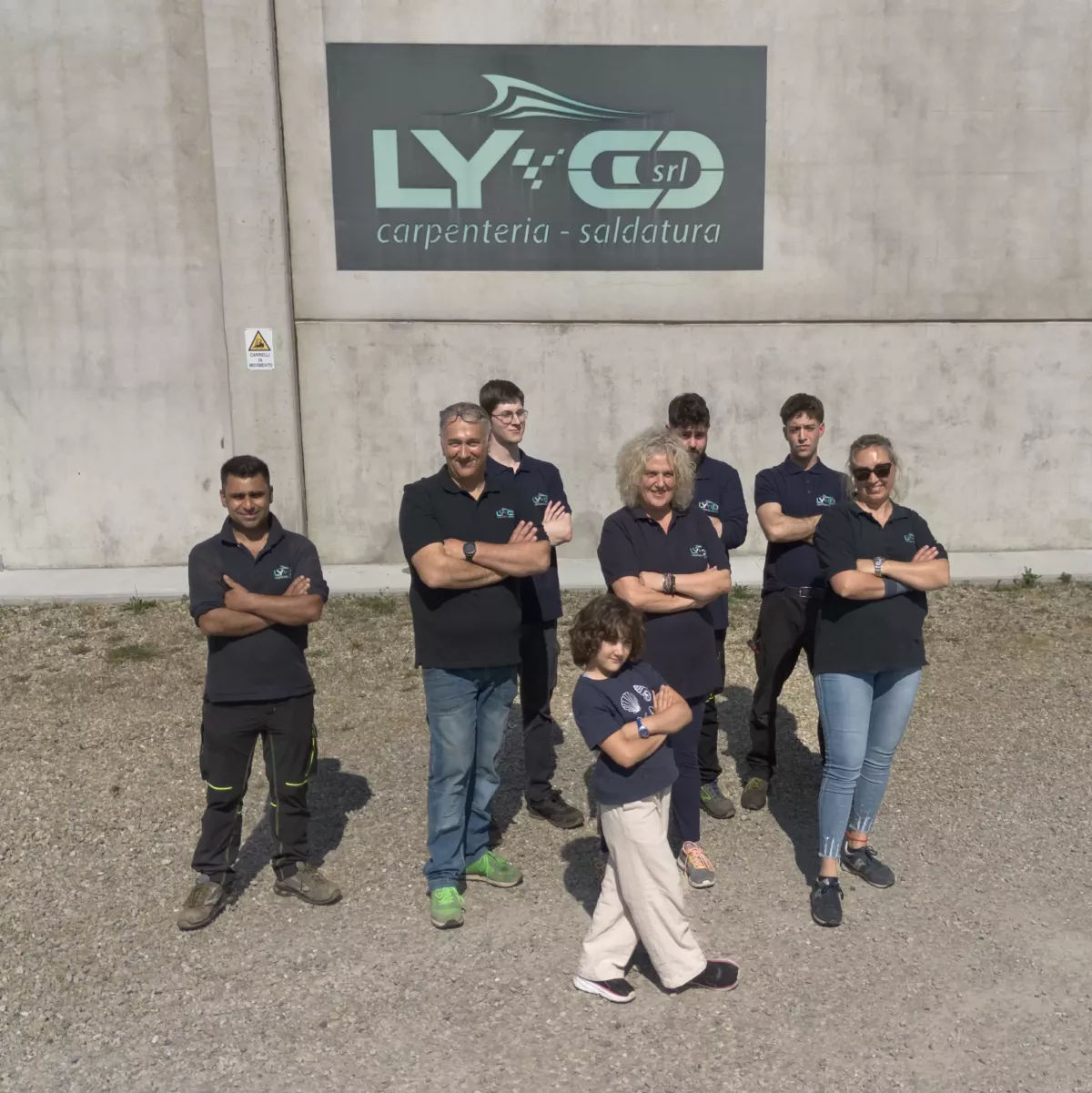 Il team di Lyco srl davanti alla sede dell'azienda di carpenteria e saldatura